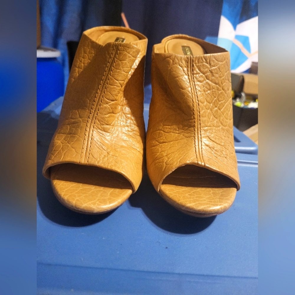 BCBGMAXAZRIA leather open toe 5 inch mules-  Tan 10M